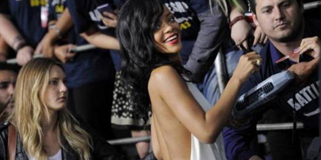 Rihanna hastaneden &ccedil;ıktı, dekolteyi giydi