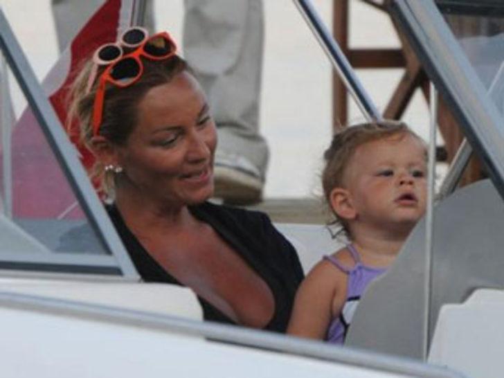 Anneye otomobil Ece'ye ayakkabı G4