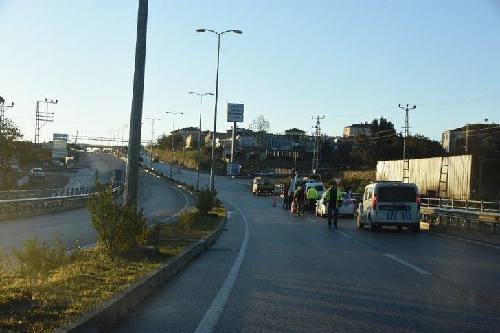 Sinop’ta otomobil refüje çarptı: 1 yaralı