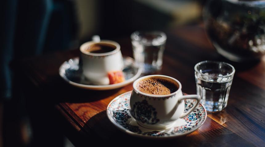 Türk kahvesinin yanında neden su ikram edilir?