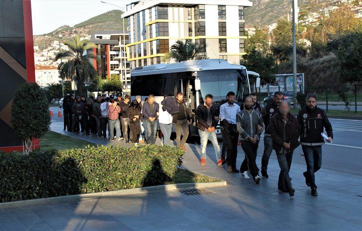 Gazetecileri şaşırtan ifade: Çek Alanya yakışıklı görsün G1