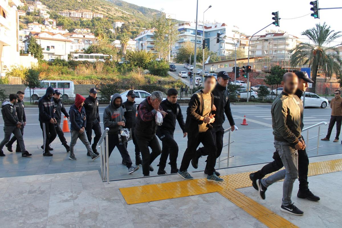 Gazetecileri şaşırtan ifade: &Ccedil;ek Alanya yakışıklı g&ouml;rs&uuml;n