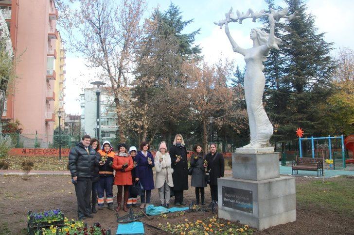 Kadına karşı şiddete çiçekle dikkat çekildi G1