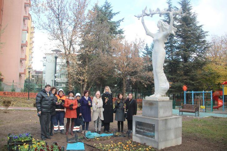 Kadına karşı şiddete çiçekle dikkat çekildi G2