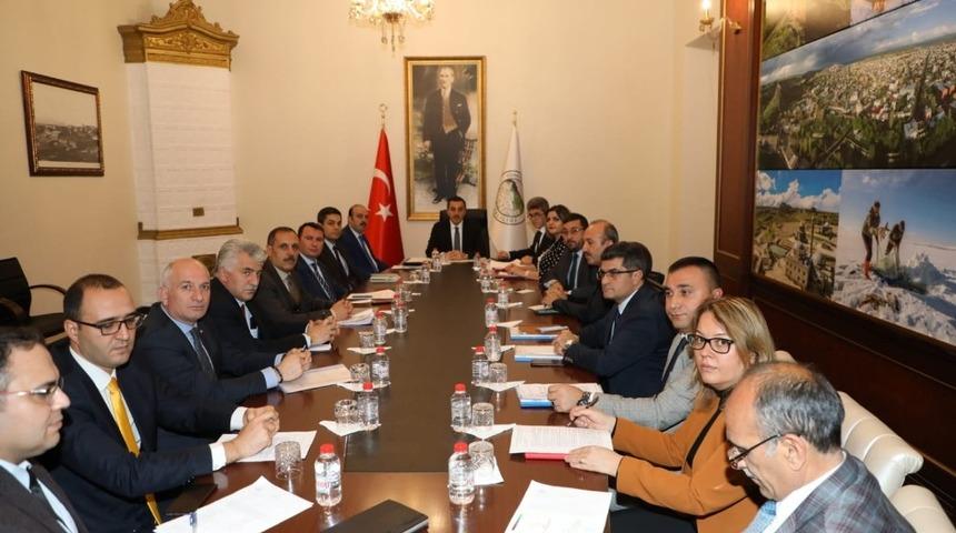 Vali T&uuml;rker &Ouml;ks&uuml;z, il m&uuml;d&uuml;rleriyle buluştu