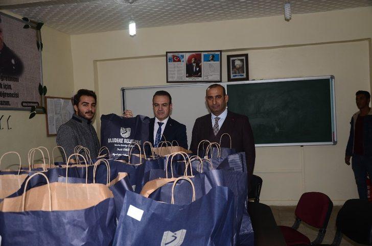 Uludere Belediyesi’nden öğrencilere kışlık bot ve mont yardımı G1