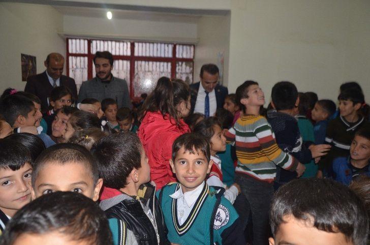 Uludere Belediyesi’nden öğrencilere kışlık bot ve mont yardımı G3