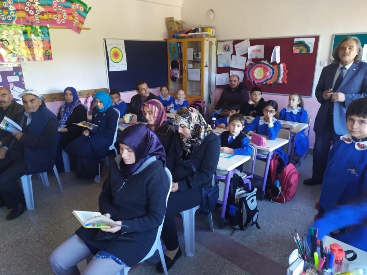 Veliler, &ccedil;ocuklarıyla aynı sırada kitap okuyor