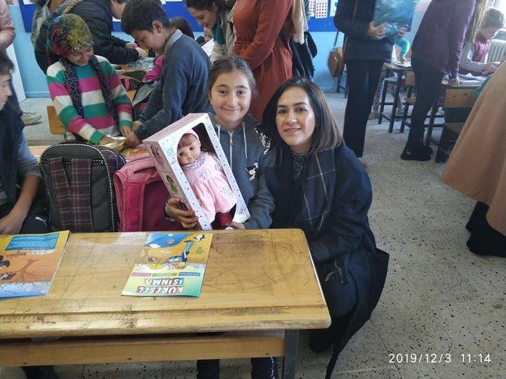 Resimlerini çizdikleri hayallerindeki oyuncaklara kavuştular G2