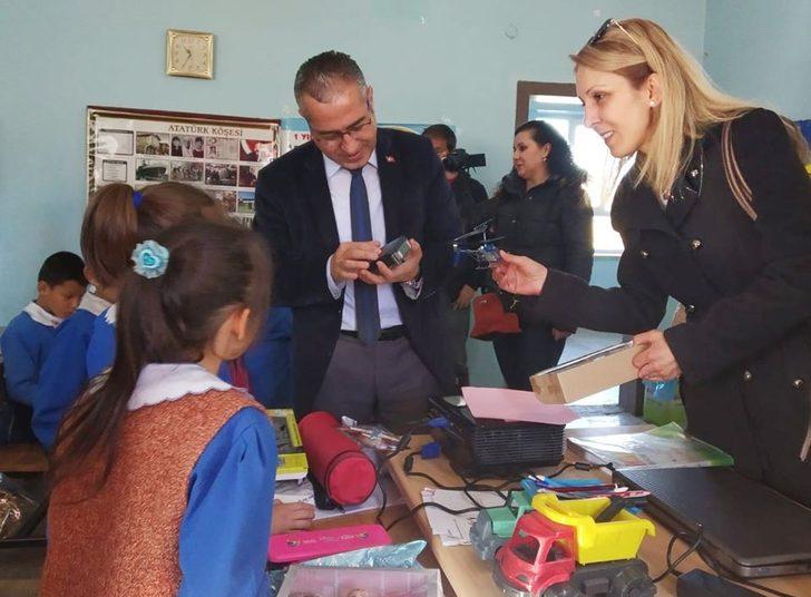 Resimlerini çizdikleri hayallerindeki oyuncaklara kavuştular G3