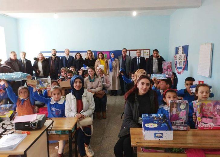 Resimlerini çizdikleri hayallerindeki oyuncaklara kavuştular G4