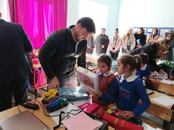 Resimlerini çizdikleri hayallerindeki oyuncaklara kavuştular G5