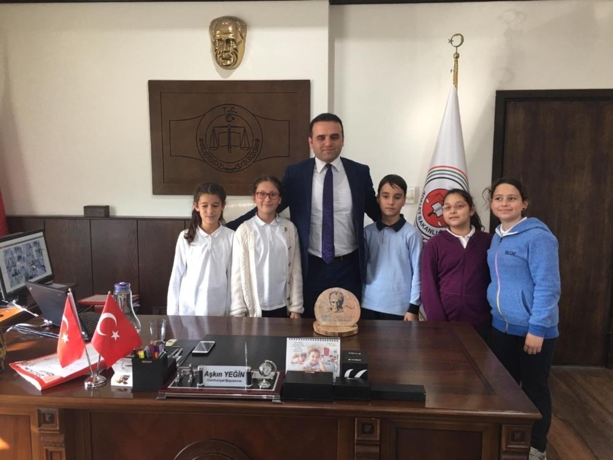 &Ccedil;eşmeli &ouml;ğrenciler, kendi yaptıkları plaketleri kurum amirlerine verdi