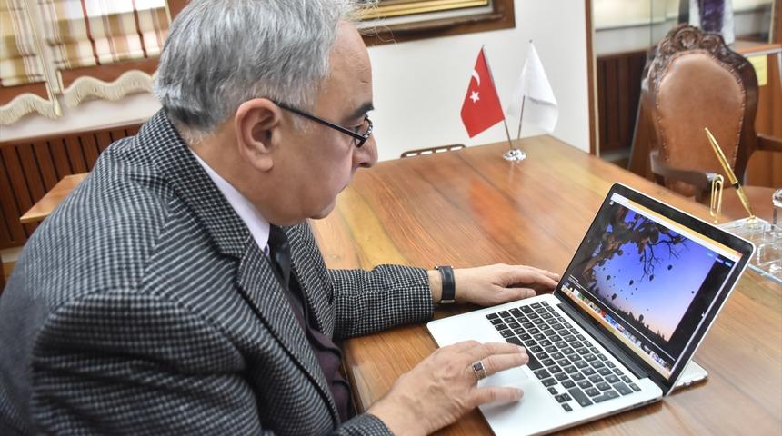 Adıyaman Üniversitesi Rektörü Turgut, AA'nın "Yılın Fotoğrafları" oylamasına katıldı