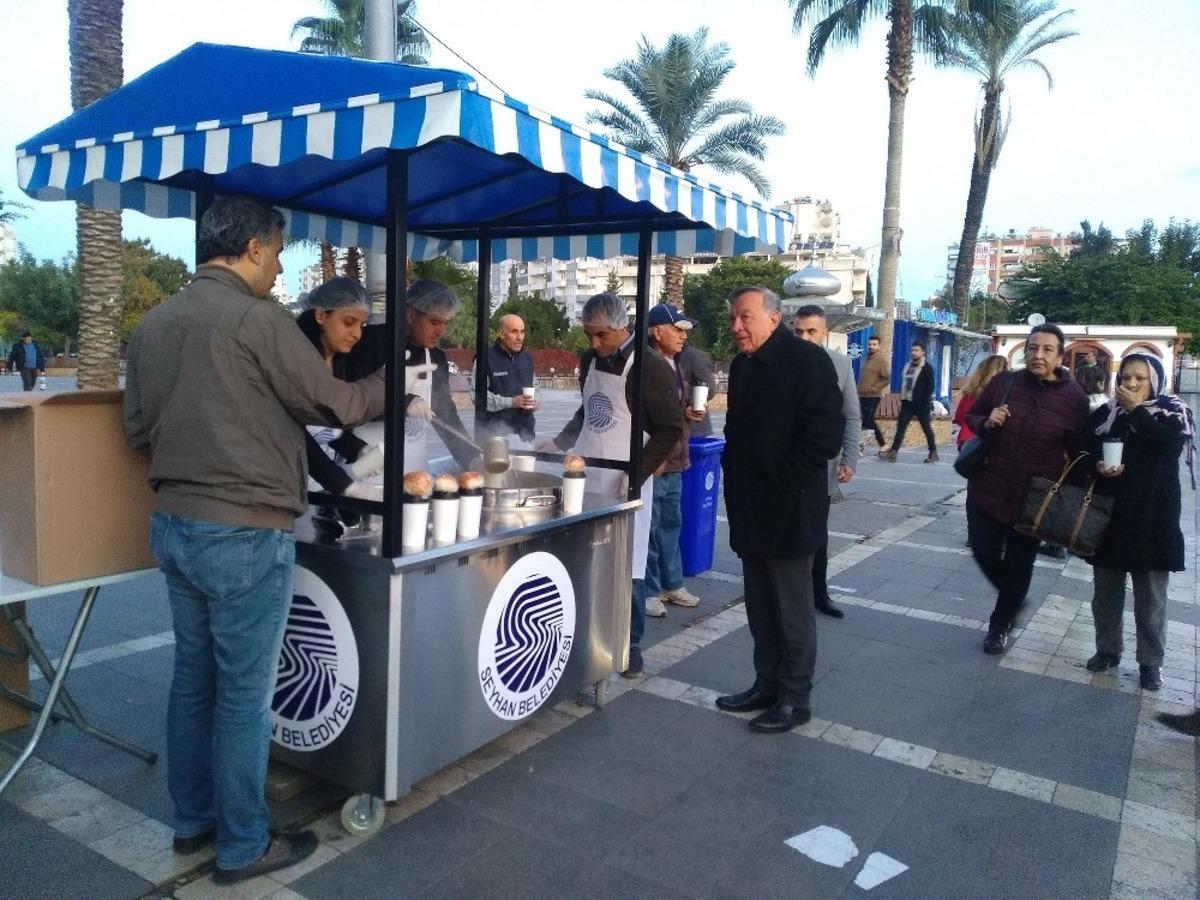 Seyhan Belediyesinden sıcak &ccedil;orba ikramı