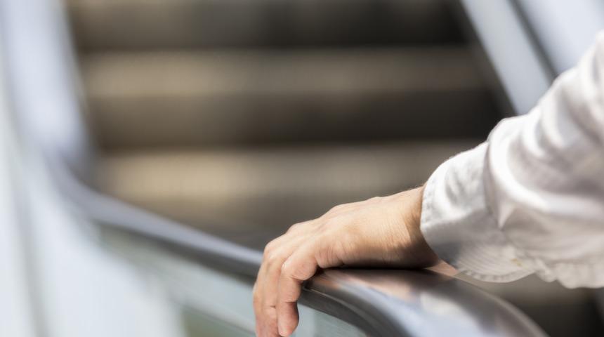 Yürüyen merdivende trabzanı tutmadığı için gözaltına alındı!