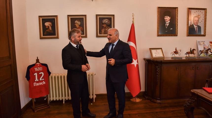 Trabzon'da fenalaşan yolcuya müdahale eden otobüs şoförü ödüllendirildi