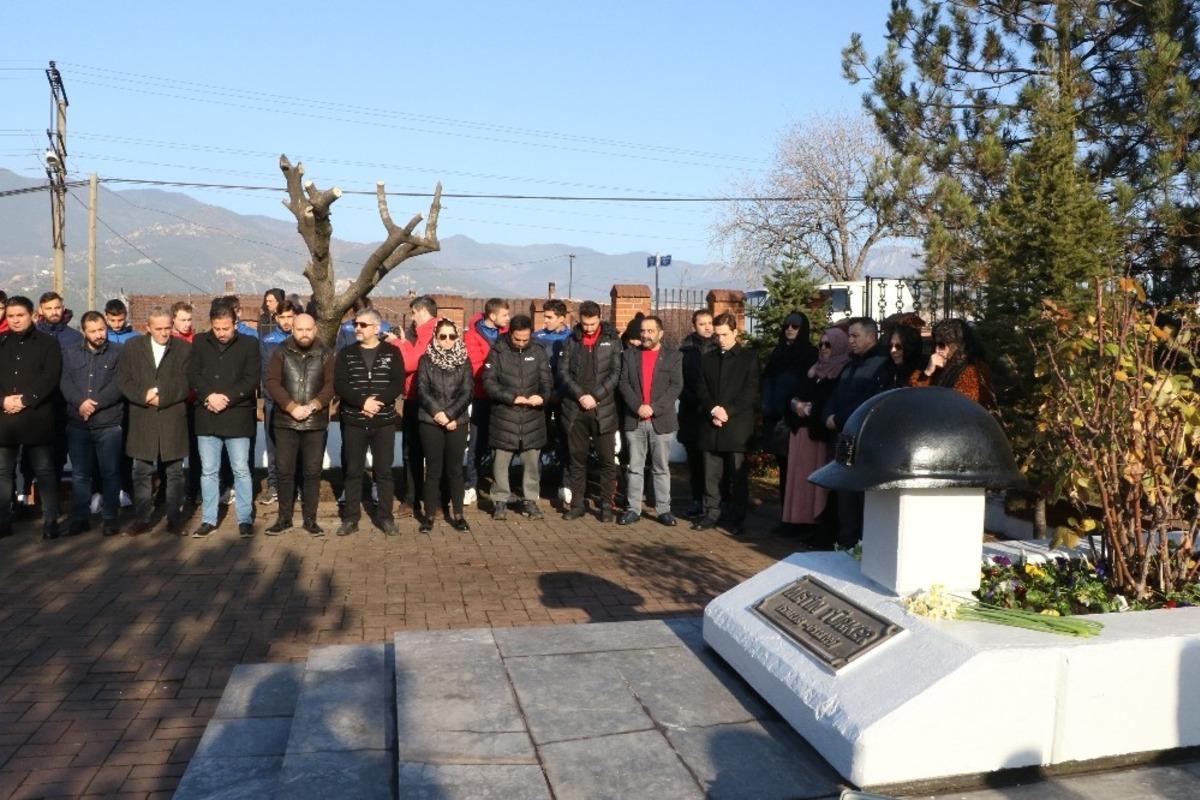 Metin T&uuml;rker &ouml;l&uuml;m&uuml;n&uuml;n 22. yılında mezarında anıldı
