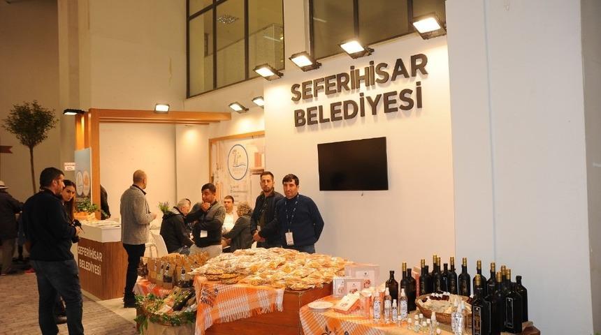 Seferihisar Belediyesinden fuara gelen ziyaret&ccedil;ilere mandalina ikramı