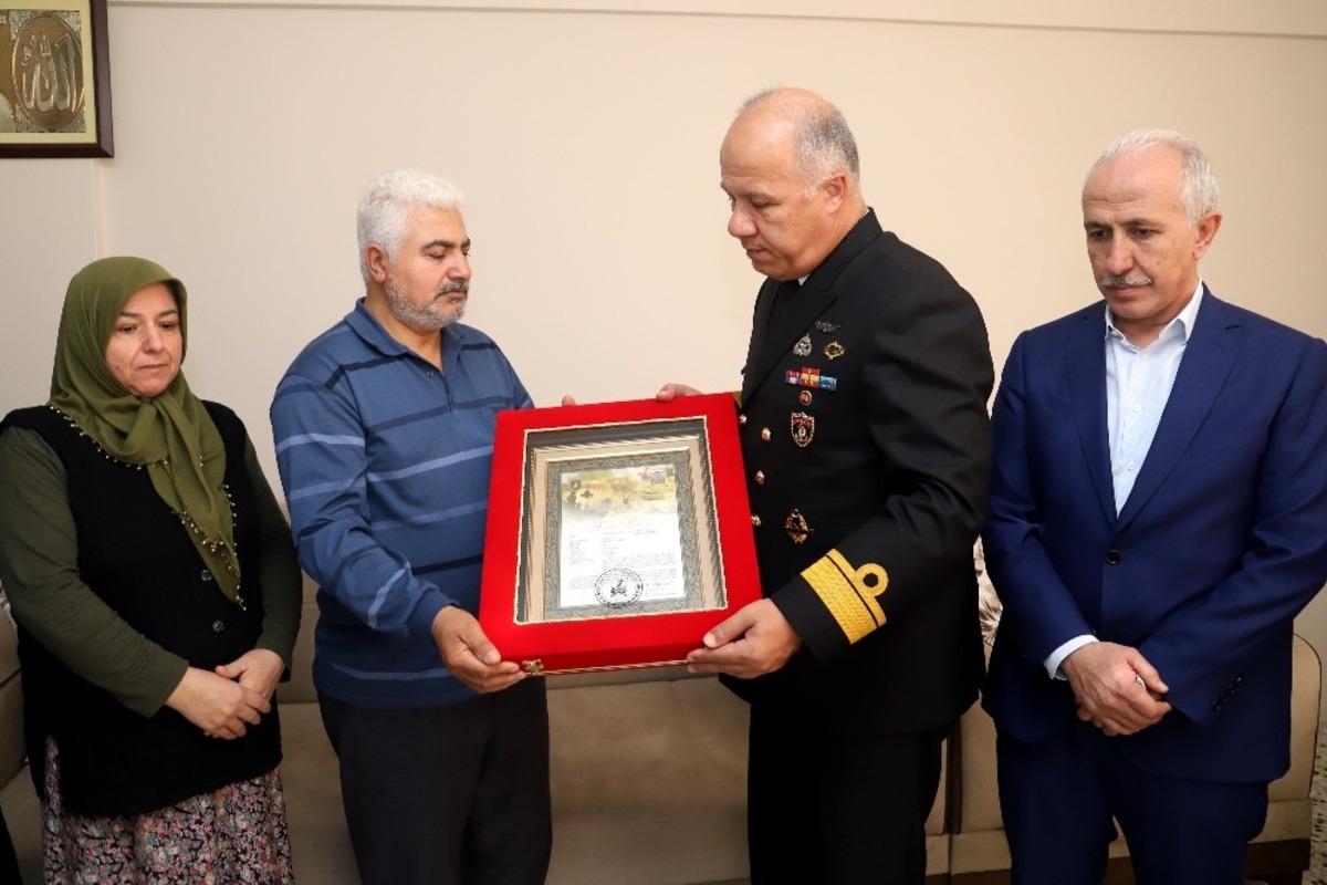Şehit Mustafa Korkmaz&rsquo;ın anne ve babasına &lsquo;Şehadet Belgesi&rsquo; takdim edildi