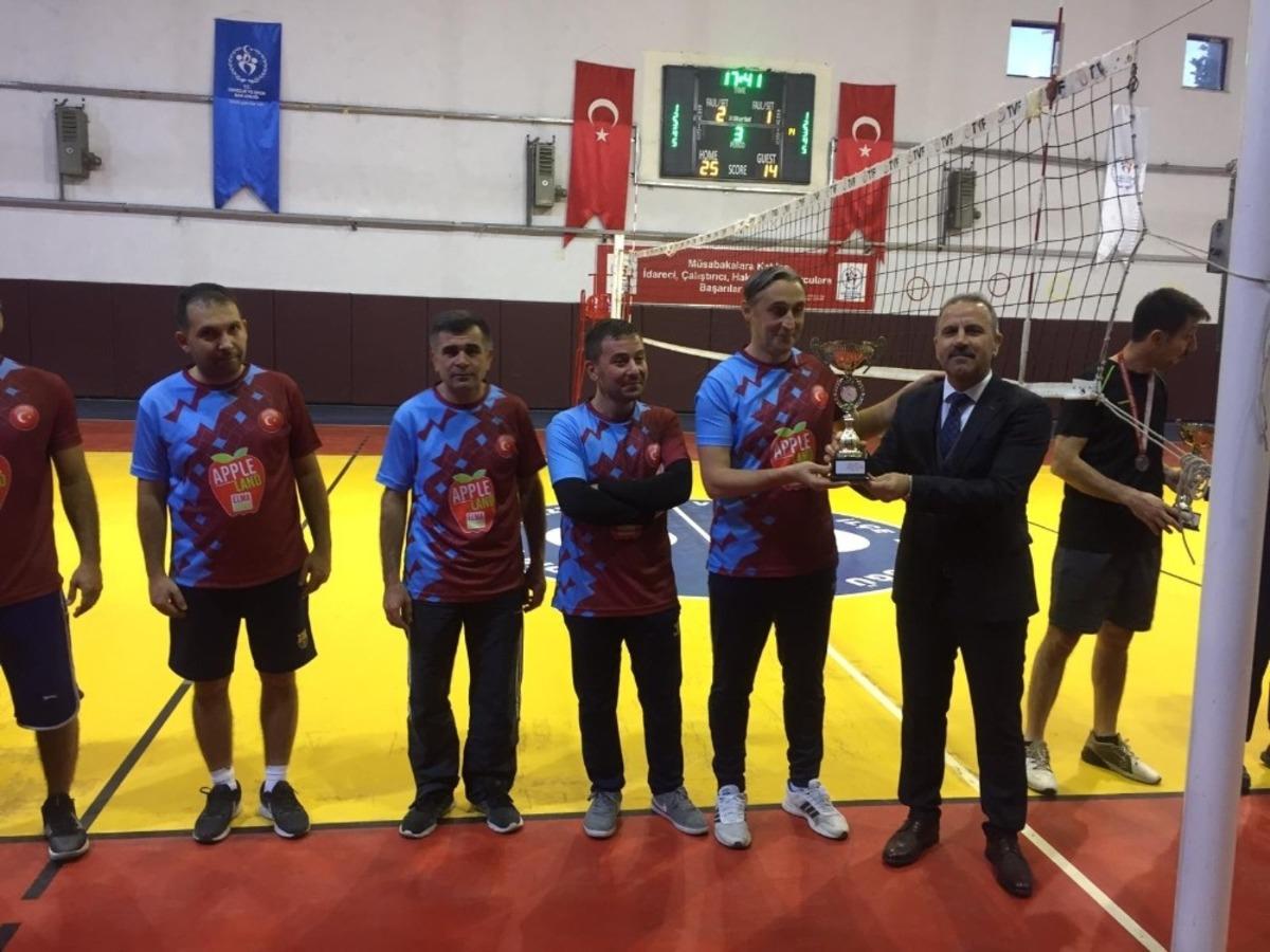 &Ouml;ğretmenler Arası Voleybol Turnuvası Şampiyon Yukarı G&ouml;kdere Ortaokulu
