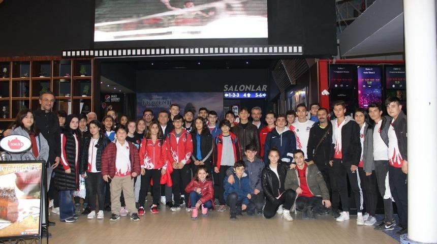 Sporcular Naim filmini izledi