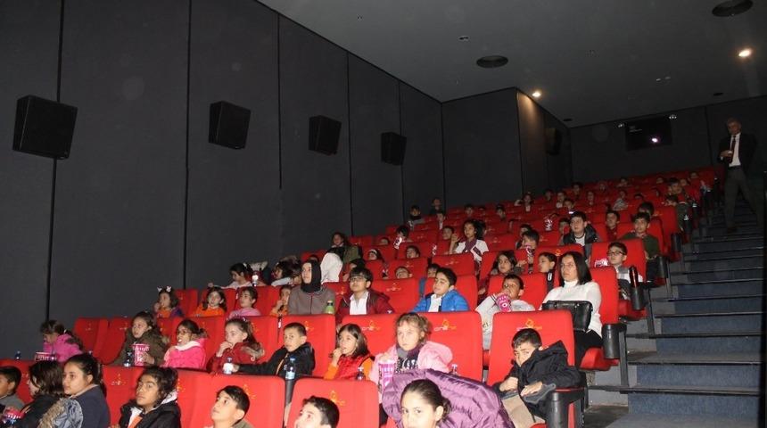 &Ouml;ğrenciler ilk kez sinemada film izledi