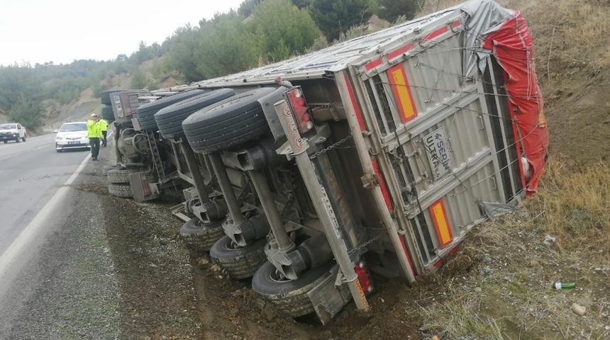 Devrilen tırın şof&ouml;r&uuml; yara almadan kurtuldu