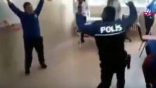 Polisin bu görüntülerine beğeni yağıyor