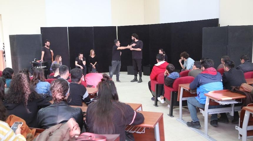 Erdemli&rsquo;de &uuml;niversite &ouml;ğrencilerine &uuml;cretsiz tiyatro g&ouml;sterisi