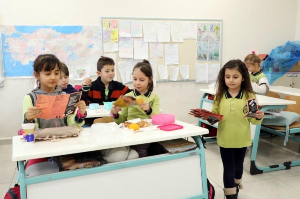 Sınıf başkanlığı se&ccedil;imi i&ccedil;in broş&uuml;r bastırıp oy istedi