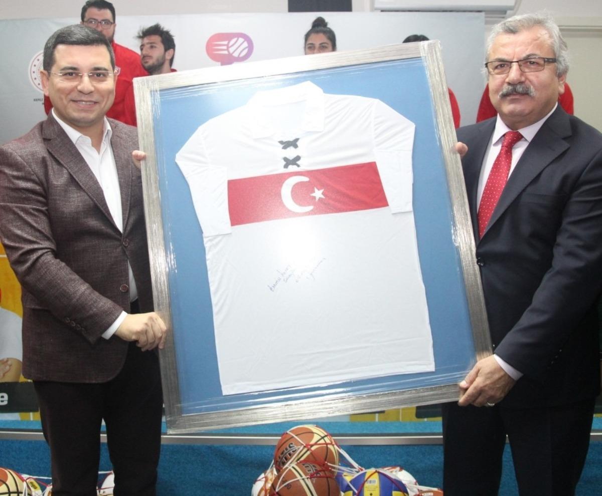 Başkan T&uuml;t&uuml;nc&uuml; &ouml;ğrencilerle buluştu