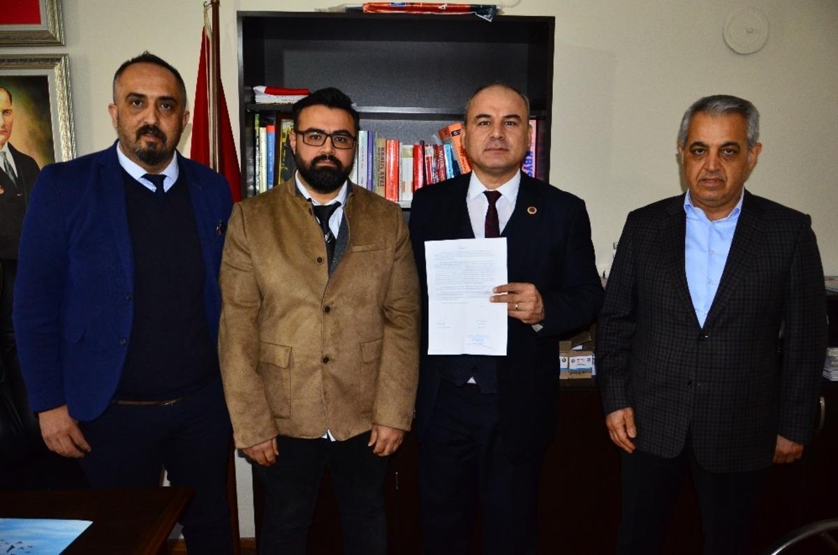 Ehliyet sınavında &ouml;ğretmene darp