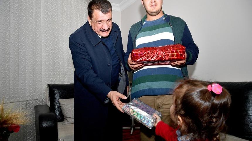 Başkan G&uuml;rkan&rsquo;dan engelli gence doğum g&uuml;n&uuml; s&uuml;rprizi