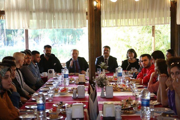 Rektör Ünal engelli öğrencilerin problemlerini dinledi G1