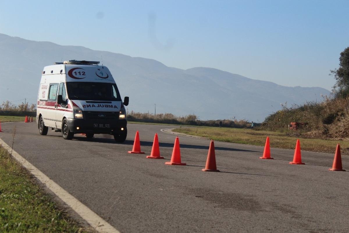 Piste &ccedil;ıkan ambulanslar, yarış arabalarına taş &ccedil;ıkarttı