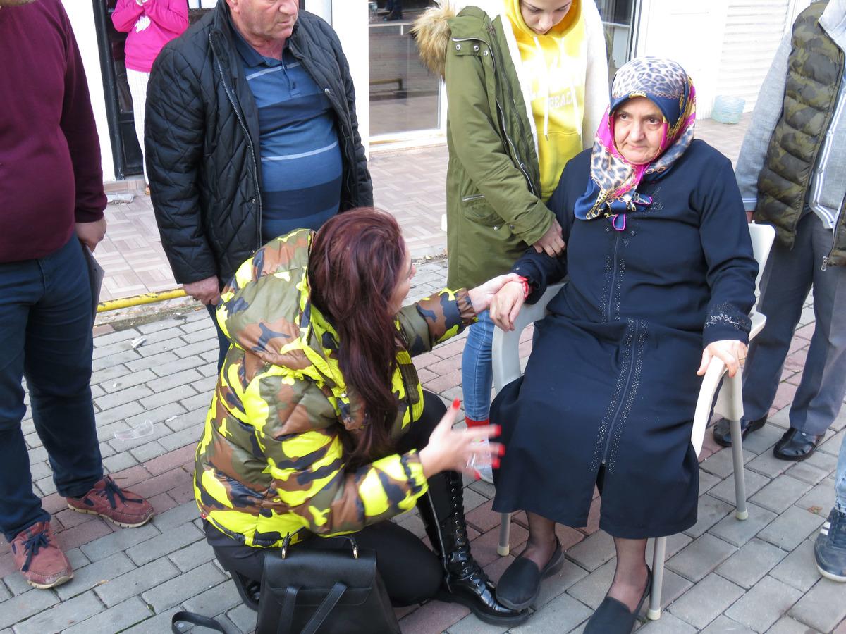 Beykoz'da korkutan kaza! Yaralı kadının elini bir an olsun bırakmadı
