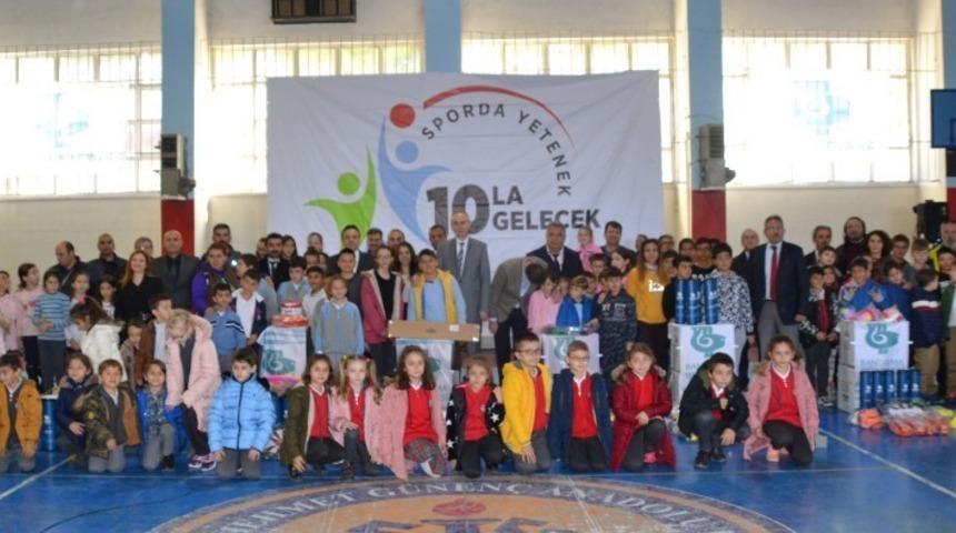 4 bin 500 &ouml;ğrenciye spor malzemesi dağıtıldı