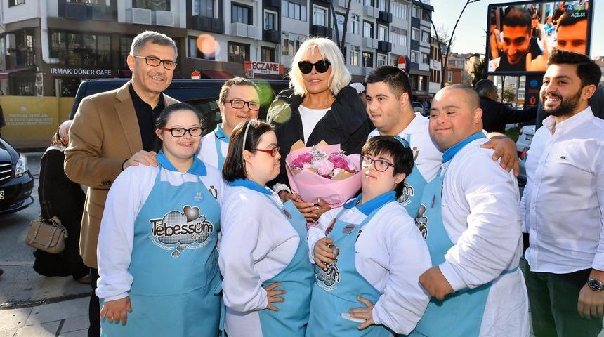 Ajda Pekkan "Tebess&uuml;m Kahvesi"nin a&ccedil;ılışına katıldı