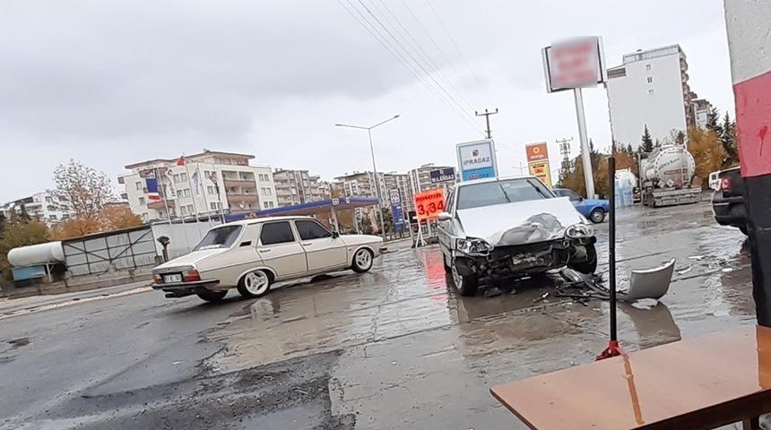 Kahta&rsquo;da zincirleme trafik kazası: 1 yaralı