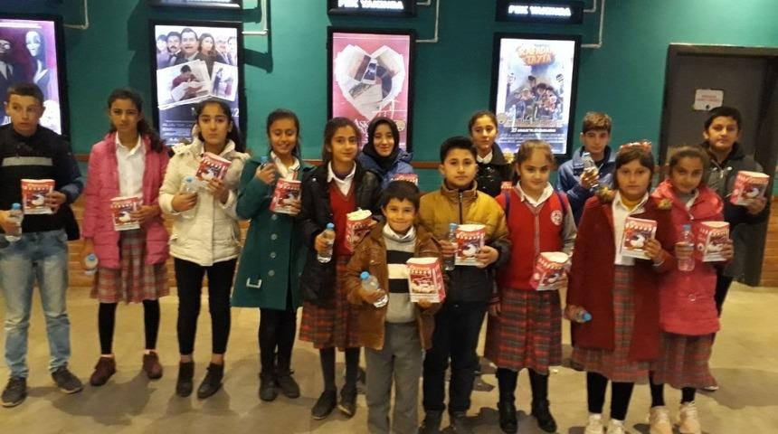 Besnili &ouml;ğrenciler sinema ile buluştu