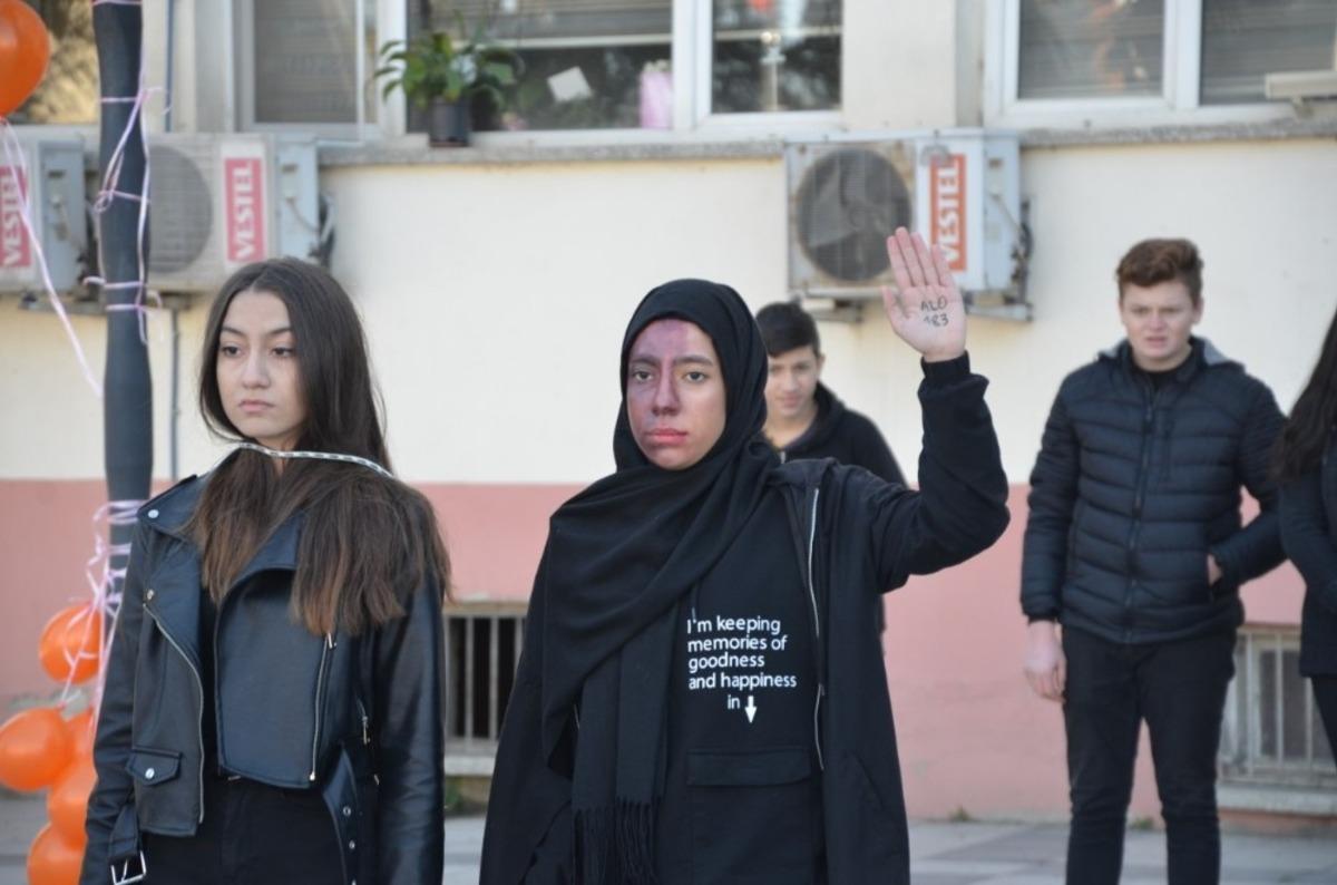 &Ouml;ğrenciler, sokak tiyatrosu ile kadına şiddete &rsquo;hayır&rsquo; dedi