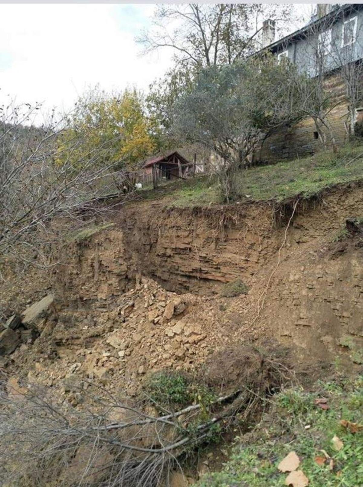 Ayancık&rsquo;ta toprak kayması: 2 ev tahliye edildi