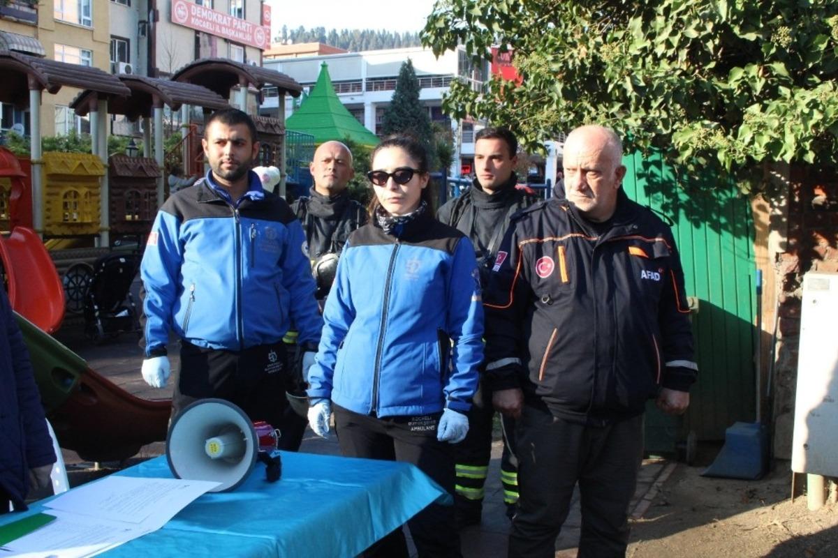 İzmit Belediyesi&rsquo;nde ger&ccedil;eği aratmayan deprem tatbikatı