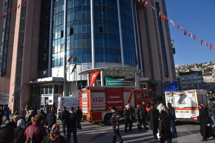 İzmit Belediyesi’nde gerçeği aratmayan deprem tatbikatı G4