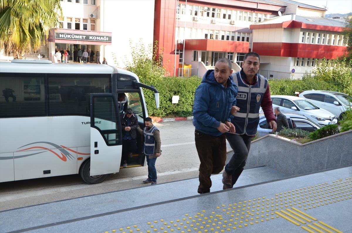 Adana'daki uyuşturucu operasyonunda g&ouml;zaltına alınan 16 zanlıdan 3'&uuml; tutuklandı