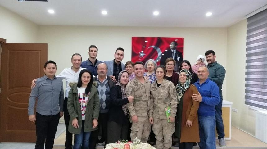 Jandarma &ccedil;ift, d&uuml;nya evine &uuml;niformalarıyla girdi