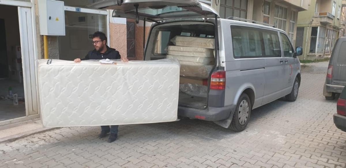 T&uuml;rk Kızılayı&rsquo;ndan evi yanan aileye yardım