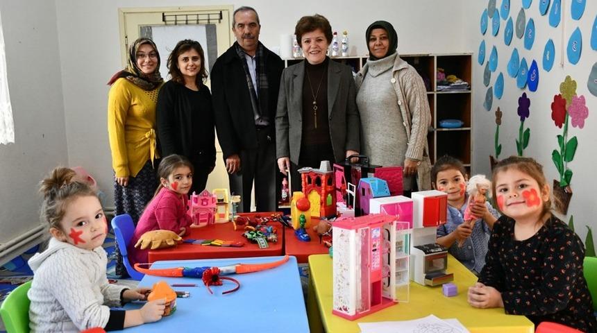 Kreş &ouml;ğrencilerine oyuncak