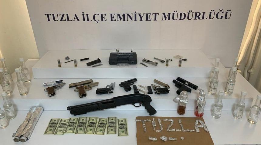 Tuzla&rsquo;da bek&ccedil;ileri g&ouml;r&uuml;nce duran ara&ccedil;taki 3 şahıs su&ccedil; makinesi &ccedil;ıktı